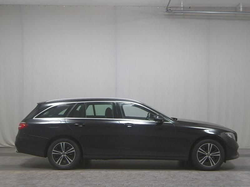 Schwarz Gebraucht 2020 Mercedes E220 Avantgarde Kombi | 20.980 € (Superpreis) - Bild 1/4