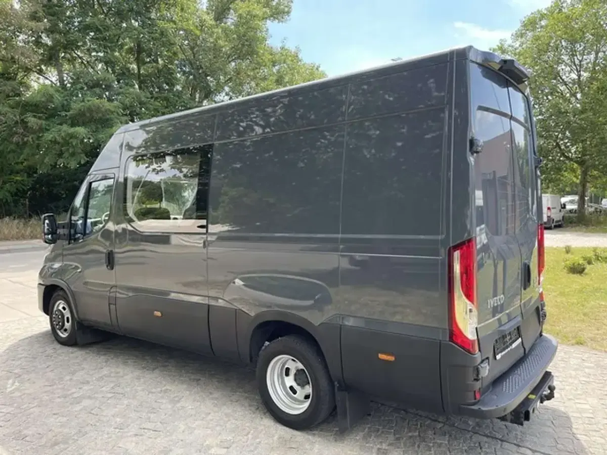 Gebraucht Iveco Daily 179 PS (131 kW) 2021 Grau Van