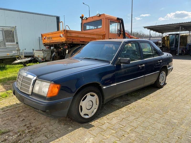 Gebraucht Mercedes E230 132 PS (97 kW) 1991 Blau Limousine