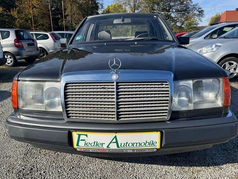 Gebraucht Mercedes E200 118 PS (86 kW) 1990 Schwarz Limousine