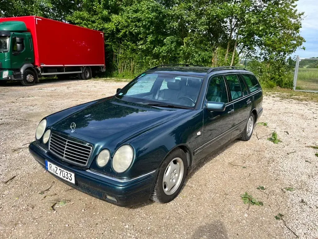 Gebraucht Mercedes E240 Avantgarde 170 PS (125 kW) 2000 Grün Kombi