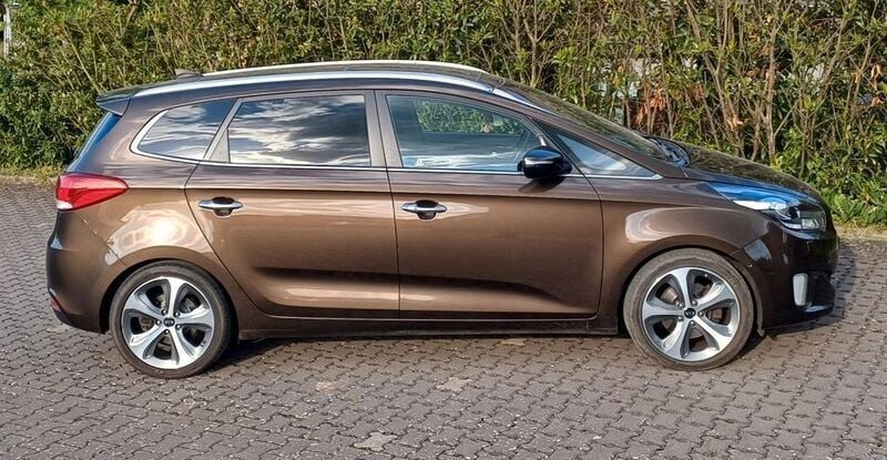 Braun Gebraucht 2016 Kia Carens Spirit Van / Kleinbus | 11.100 € (Fairer Preis) - Bild 1/4