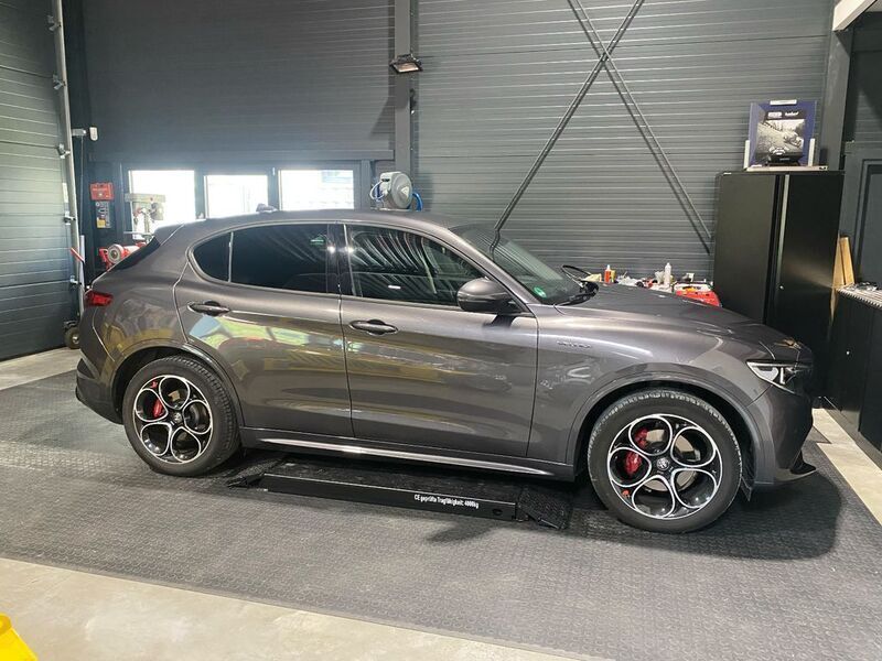 Grau Gebraucht 2021 Alfa Romeo Stelvio Ti SUV | 35.900 € (Guter Preis) - Bild 1/4