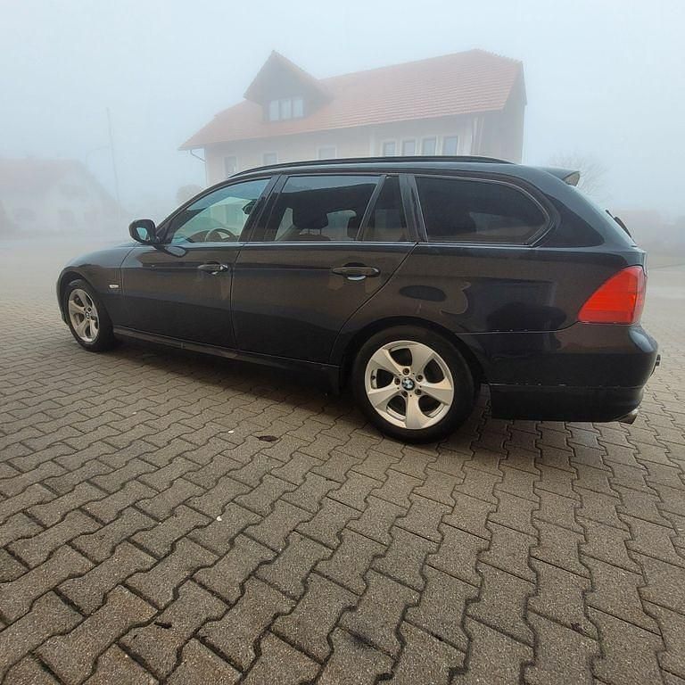 Gebraucht BMW 320 163 PS (119 kW) 2011 Schwarz Limousine