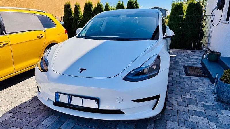 Weiß Gebraucht 2023 Tesla Model 3 Standard Range Limousine | 28.999 € (Guter Preis) - Bild 1/4