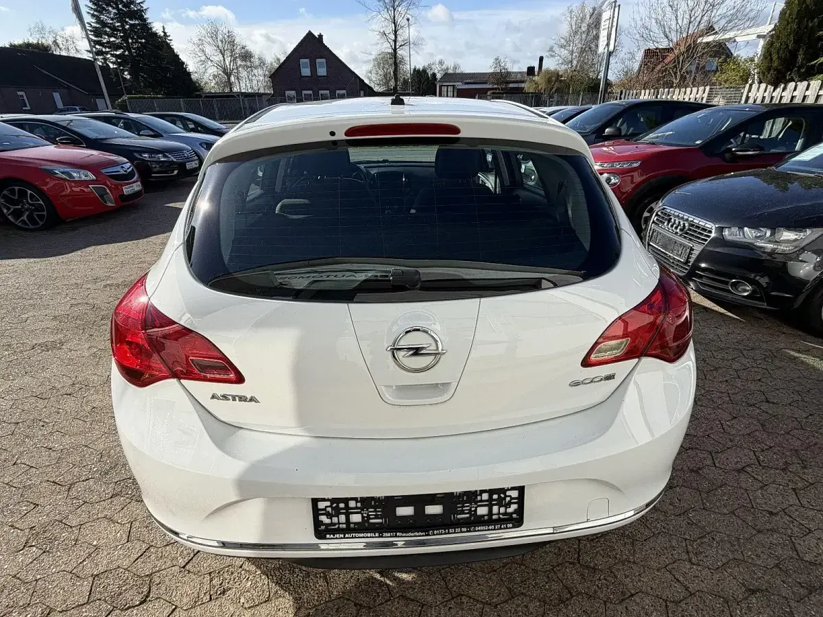 Gebraucht Opel Astra Selection 87 PS (63 kW) 2013 Weiß Limousine