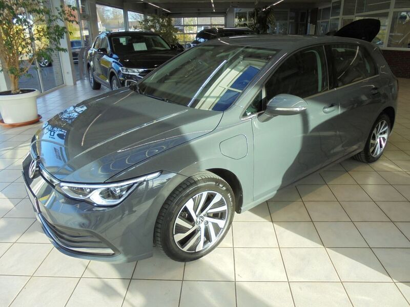Grau Gebraucht 2021 VW Golf VIII Style Limousine | 21.990 € (Fairer Preis) - Bild 1/4