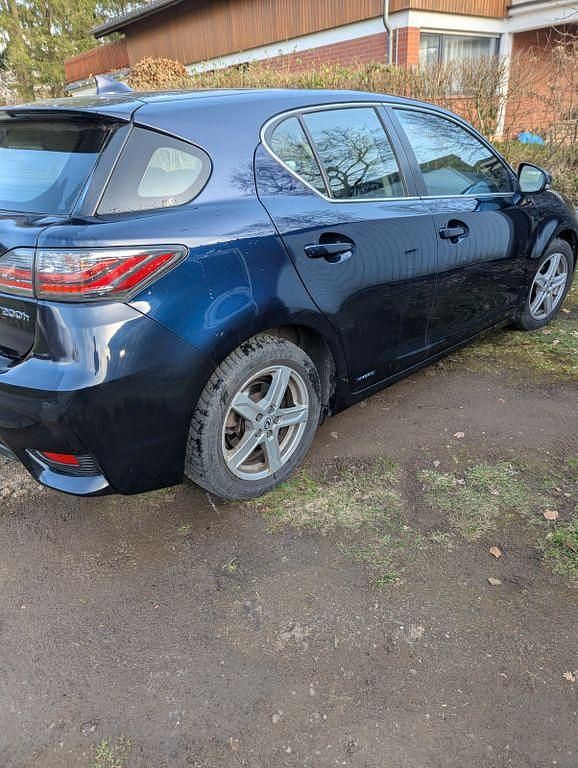 Gebraucht Lexus CT200h 136 PS (100 kW) 2017 Blau Limousine