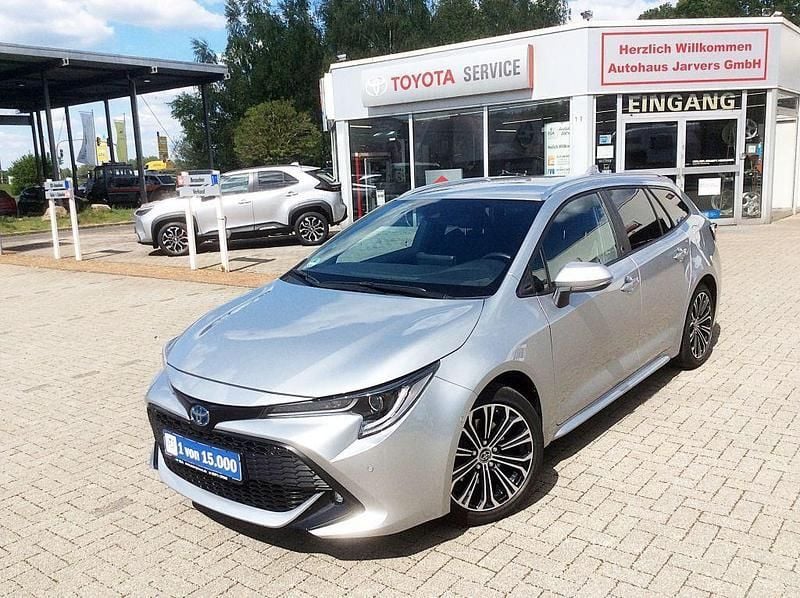 Shimmering silver metallic Gebraucht 2022 Toyota Corolla Team Kombi | 22.950 € (Superpreis) - Bild 1/4