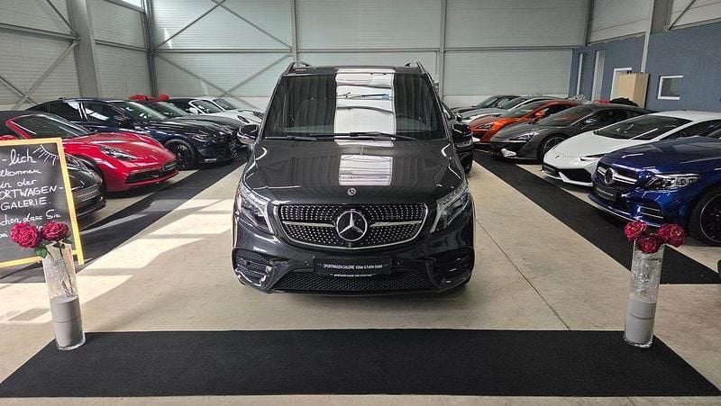 Lackfarbe graphitgrau metallic Gebraucht 2020 Mercedes V220 AMG line Van / Kleinbus | 46.989 € (Superpreis) - Bild 1/3