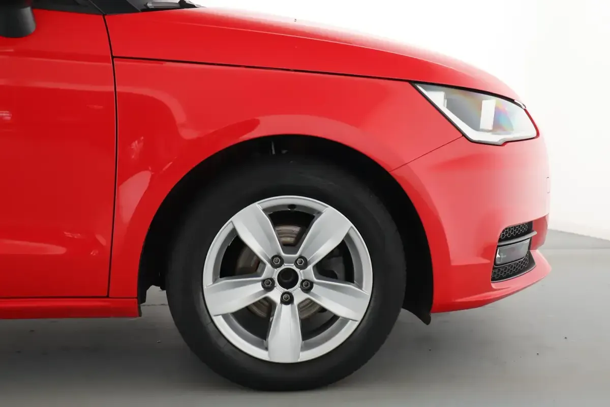 Gebraucht Audi A1 Comfort 95 PS (69 kW) 2016 Misanorot perleffekt Kleinwagen