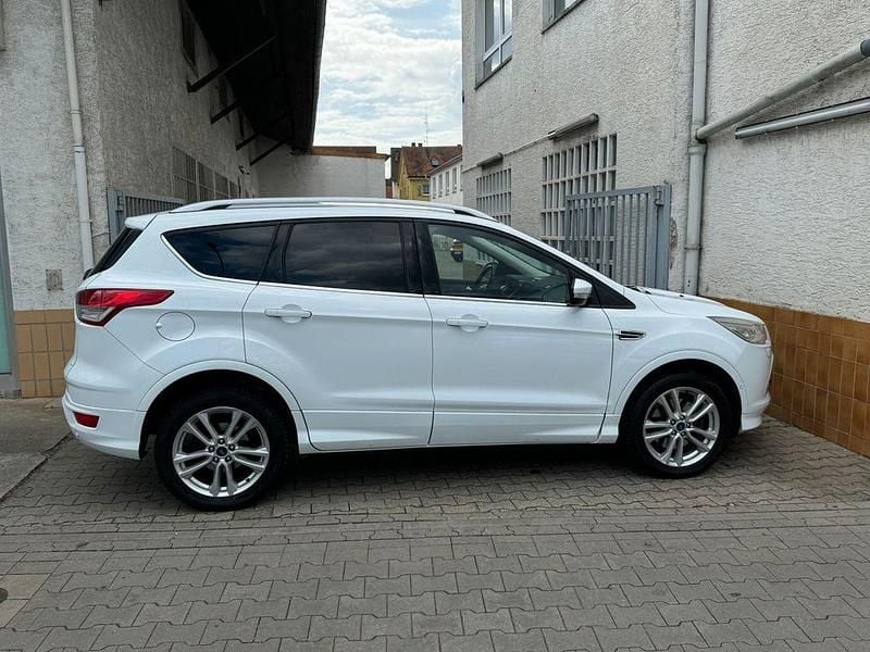 Gebraucht Ford Kuga Individual 179 PS (131 kW) 2016 Weiß SUV