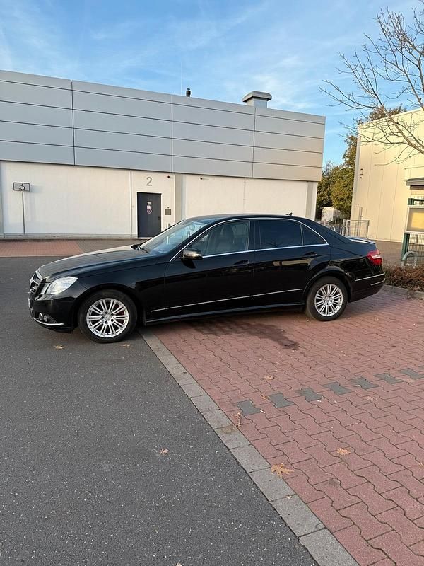 Gebraucht Mercedes E220 170 PS (125 kW) 2010 Schwarz Limousine