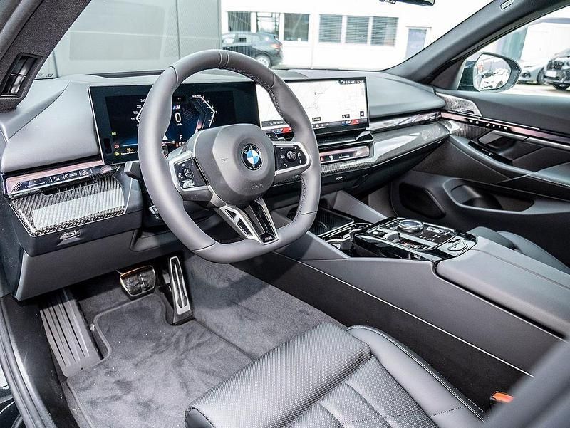 Neu BMW 540 Sport Line 303 PS (222 kW) 2026 Black sapphire Kombi