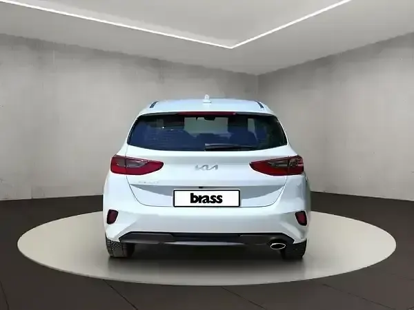 Gebraucht Kia Ceed 140 PS (102 kW) 2025 Deluxe white Kleinwagen
