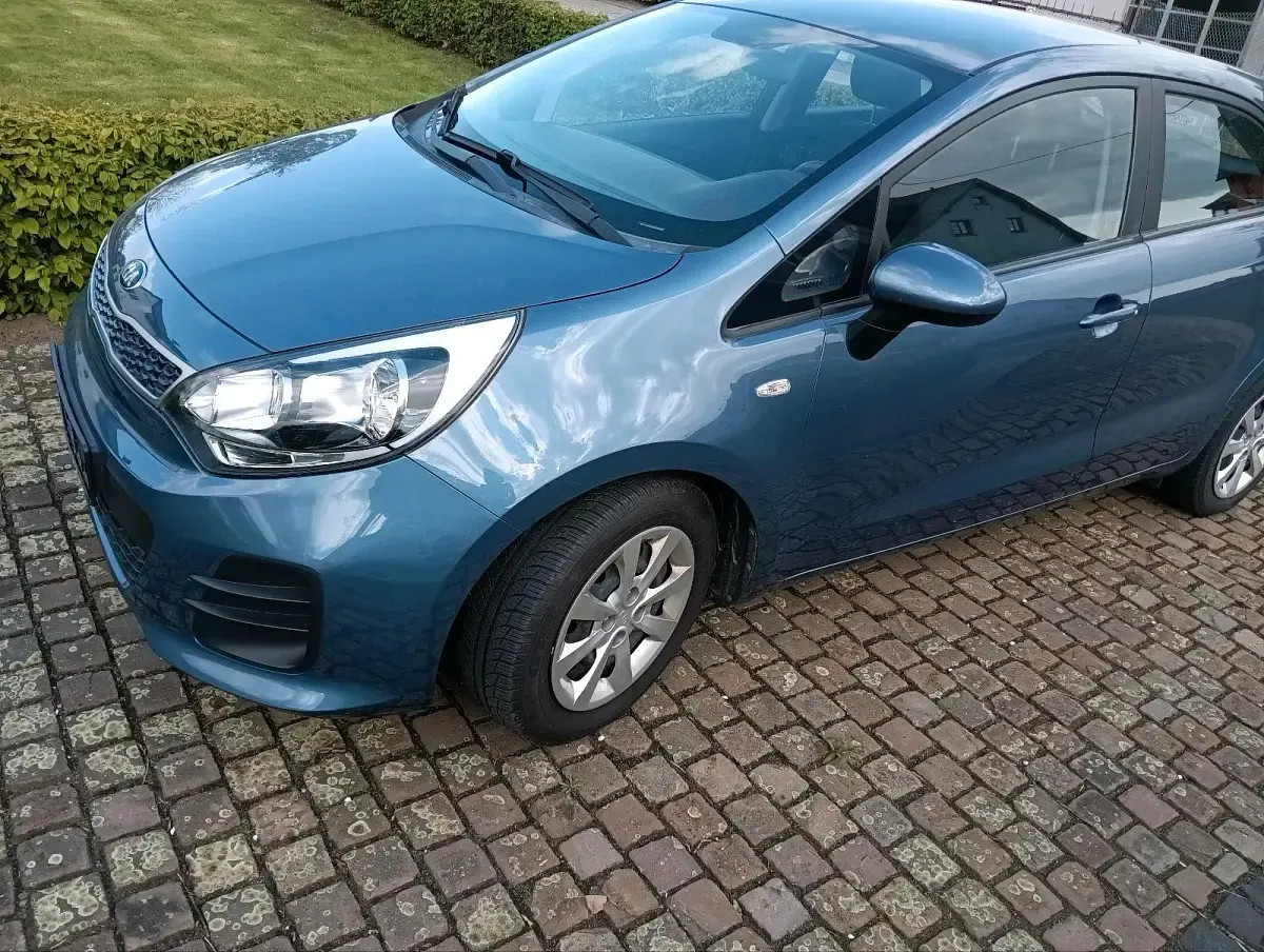 Gebraucht Kia Rio Edition 7 86 PS (63 kW) 2015 Blau Kleinwagen
