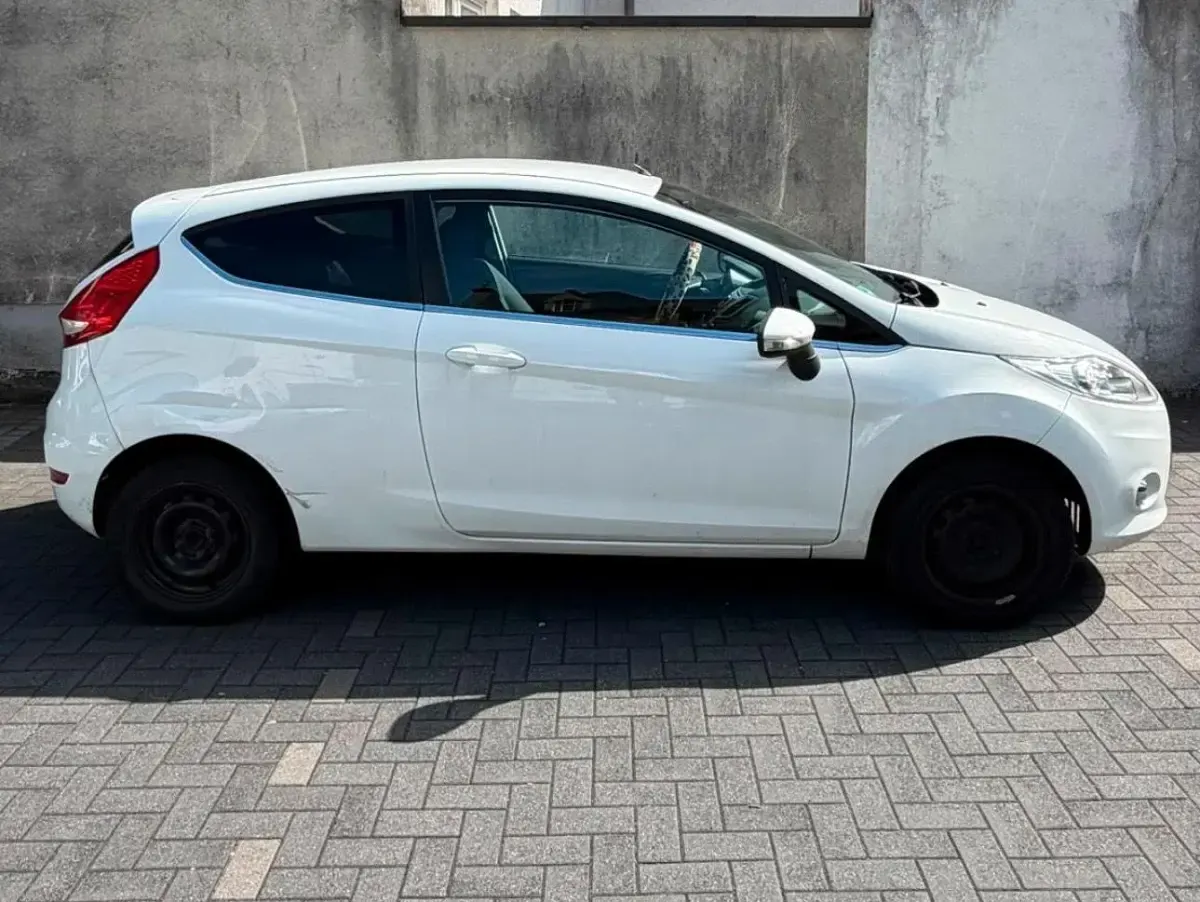 Gebraucht Ford Fiesta 82 PS (60 kW) 2010 Weiß Kleinwagen