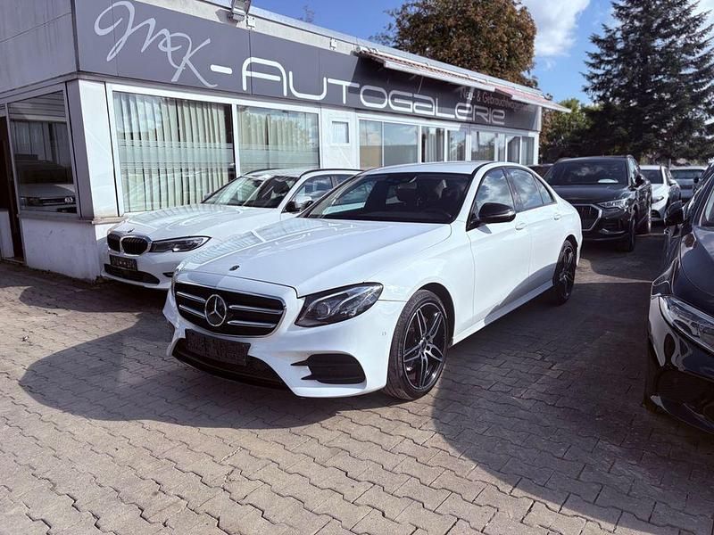 Weiß Gebraucht 2020 Mercedes E220 AMG line Limousine | 22.990 € (Teuer) - Bild 1/4