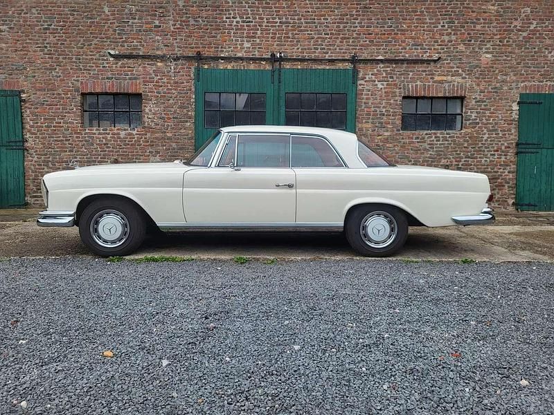 Weiß Gebraucht 1966 Mercedes 250 SE Coupé | 48.500 € - Bild 1/4