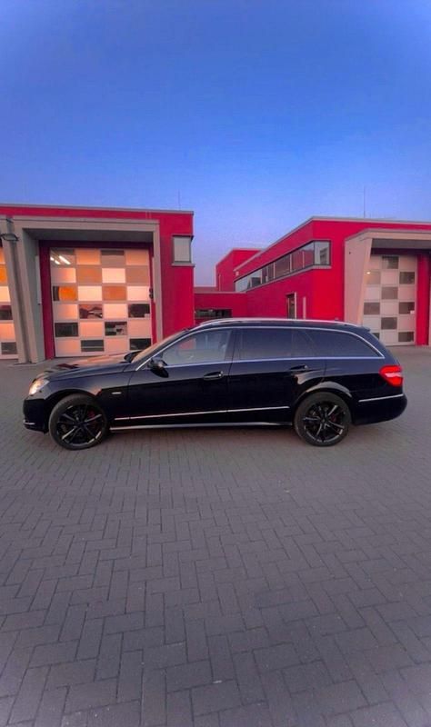 Schwarz Gebraucht 2011 Mercedes E220 Kombi | 6.500 € (Guter Preis) - Bild 1/4