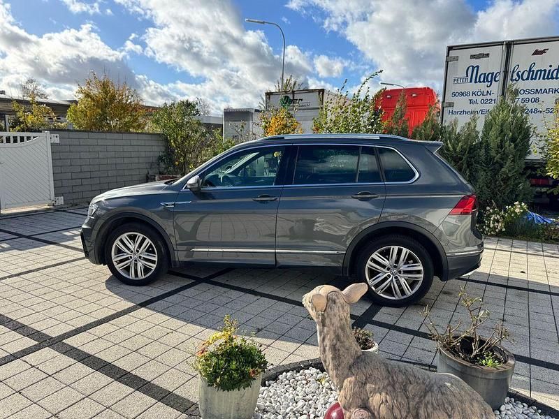 Grau Gebraucht 2018 VW Tiguan Highline SUV | 20.900 € (Fairer Preis) - Bild 1/4
