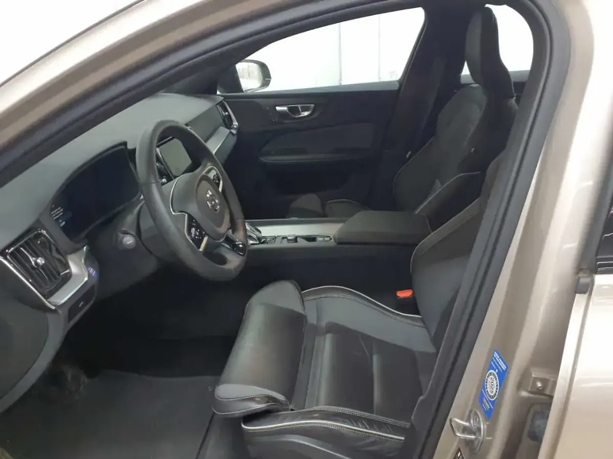 Gebraucht Volvo S60 Plus 250 PS (183 kW) 2023 Beige Limousine