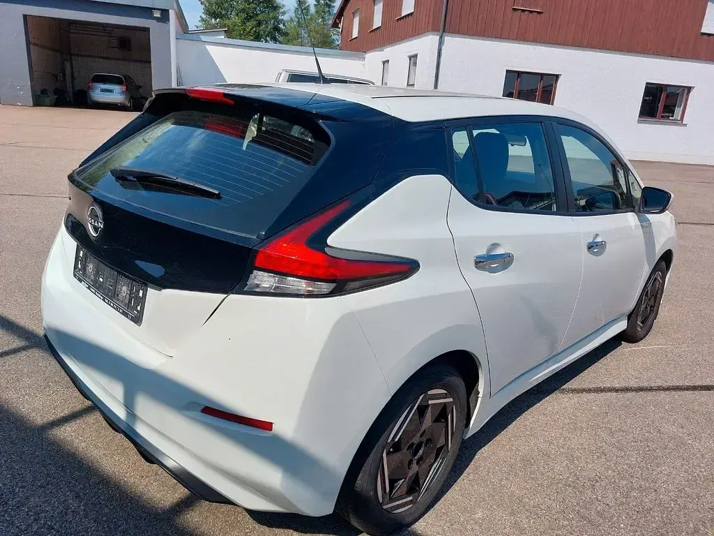 Gebraucht Nissan Leaf Acenta 110 kW (150 PS) 2023 Weiß Kleinwagen