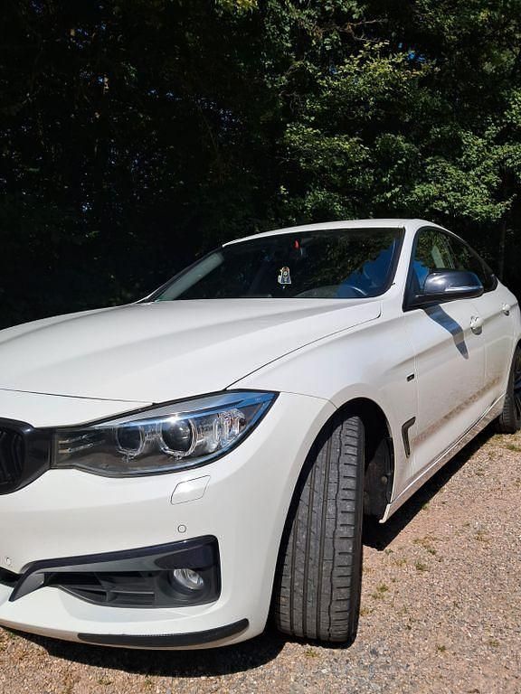 Weiß Gebraucht 2013 BMW 320 Sport Line Limousine | 15.650 € (Etwas zu teuer) - Bild 1/4
