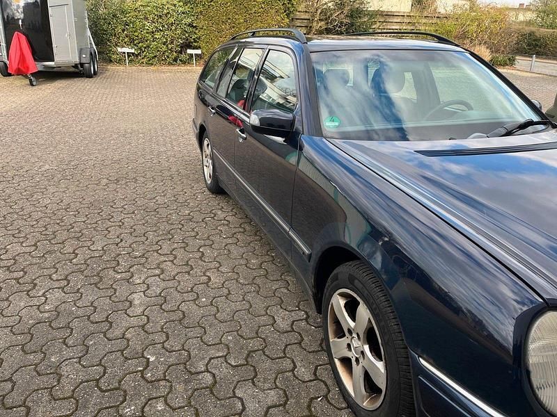 Gebraucht Mercedes E280 Elegance 204 PS (150 kW) 2001 Violet Kombi