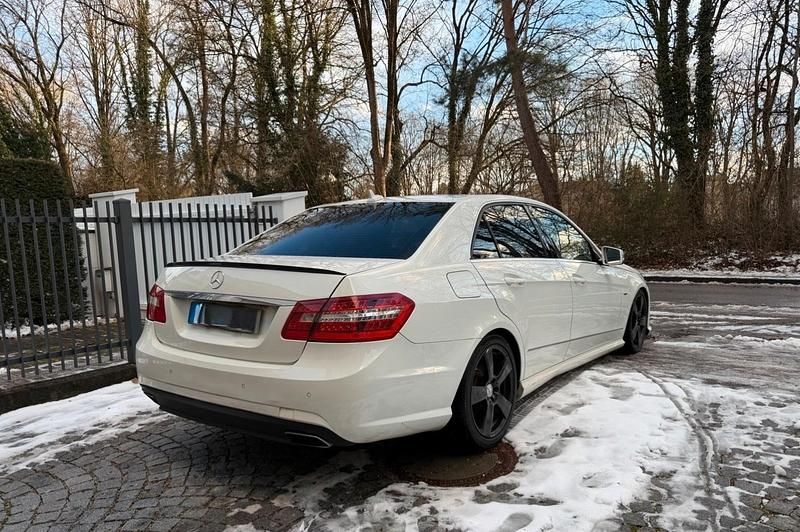 Gebraucht Mercedes E350 AMG 330 PS (242 kW) 2012 Weiß Limousine