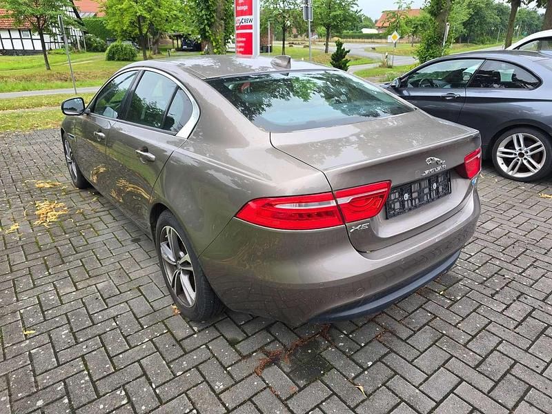 Gebraucht Jaguar XF Pure 163 PS (119 kW) 2018 Braun Limousine