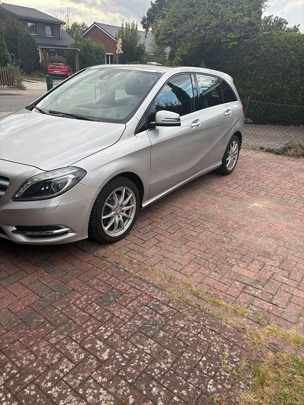 Silber Gebraucht 2012 Mercedes B200 Van / Kleinbus | 13.500 € (Guter Preis) - Bild 1/4