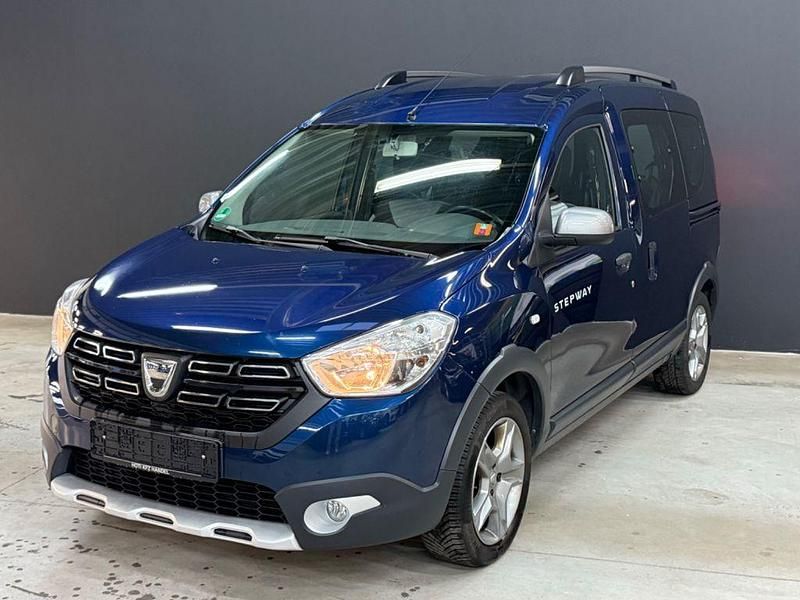 Blau Gebraucht 2018 Dacia Dokker Stepway Van / Kleinbus | 8.900 € (Guter Preis) - Bild 1/4