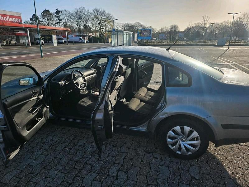 Gebraucht VW Passat 102 PS (75 kW) 2002 Grau Limousine