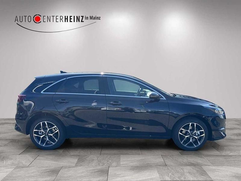 Neu Kia Ceed Style 140 PS (102 kW) 2025 Grau Kleinwagen
