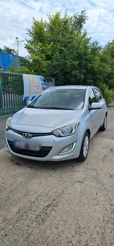Silber Gebraucht 2013 Hyundai i20 Kleinwagen | 7.990 € (Etwas zu teuer) - Bild 1/4