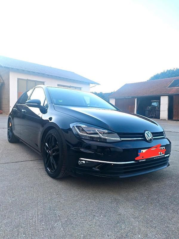 Schwarz Gebraucht 2018 VW Golf VII Highline Kombi | 18.900 € (Fairer Preis) - Bild 1/4