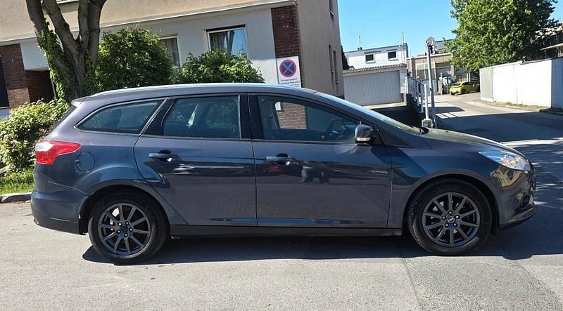 Gebraucht Ford Focus Trend 105 PS (77 kW) 2013 Midnight skygrau metallic Kombi