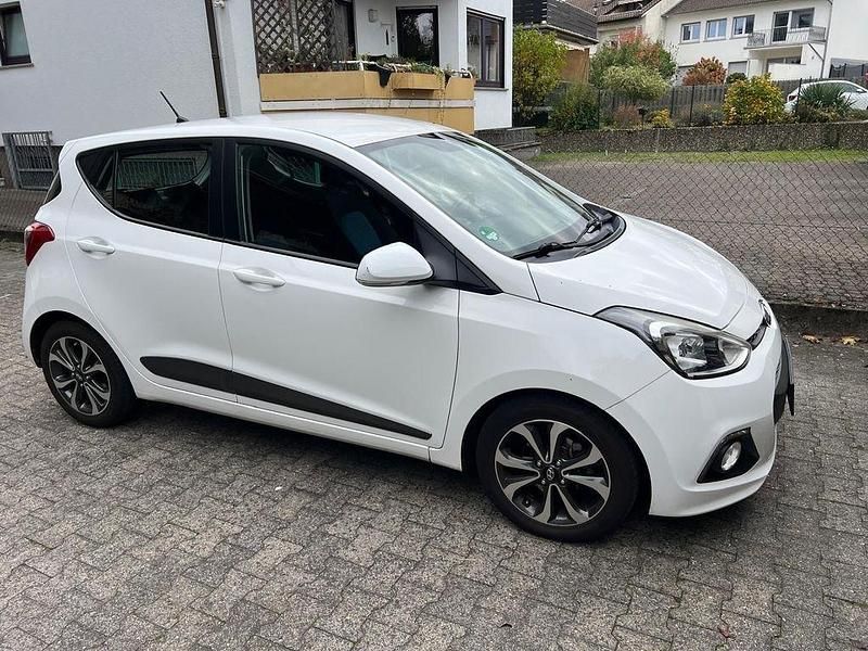 Weiß Gebraucht 2015 Hyundai i10 YES! Gold Kleinwagen | 6.900 € (Fairer Preis) - Bild 1/4