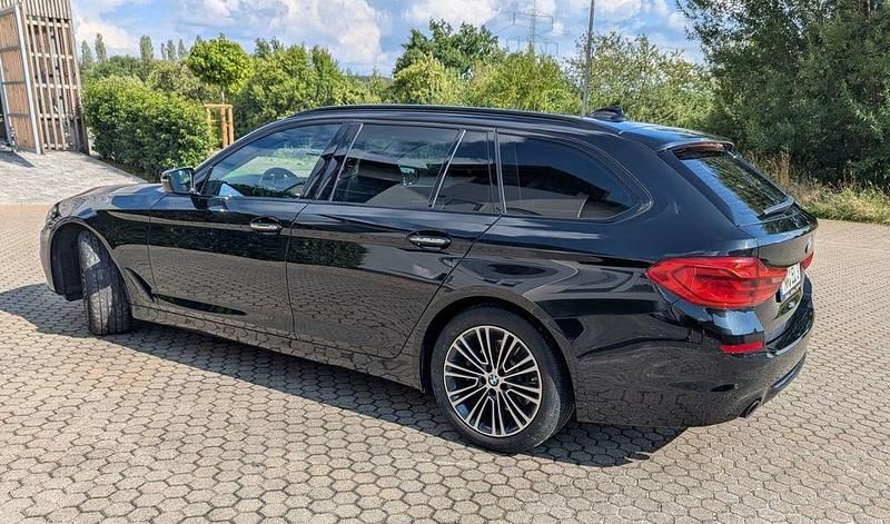 Schwarz Gebraucht 2017 BMW 520 Sport Line Kombi | 24.650 € (Etwas zu teuer) - Bild 1/4