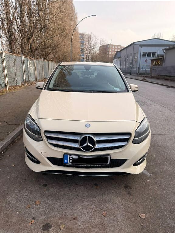 Gebraucht Mercedes B180 109 PS (80 kW) 2016 Beige Van / Kleinbus