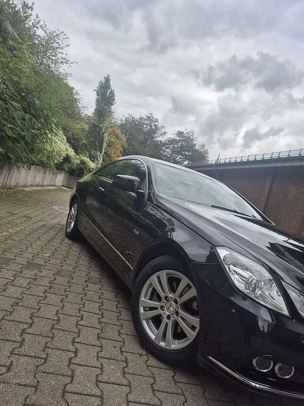 Gebraucht Mercedes E200 Avantgarde 184 PS (135 kW) 2011 Schwarz Coupé
