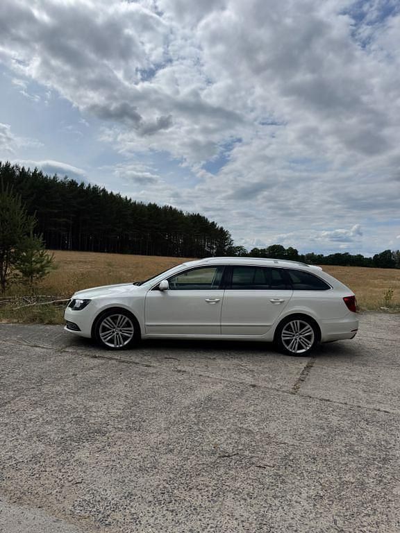 Weiß Gebraucht 2014 Skoda Superb Elegance Limousine | 8.750 € (Fairer Preis) - Bild 1/4