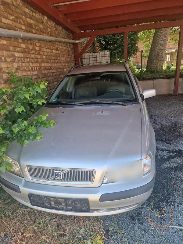 Silber Gebraucht 2002 Volvo V40 Kombi | 1.950 € - Bild 1/4