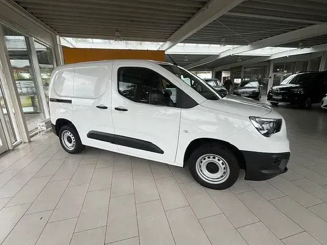 Używany Opel Combo Edition 102 KM (75 kW) 2022 Biały Minivan