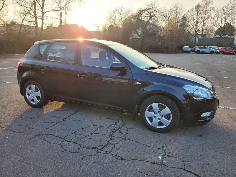 Gebraucht Kia Ceed 90 PS (66 kW) 2010 Schwarz Kleinwagen