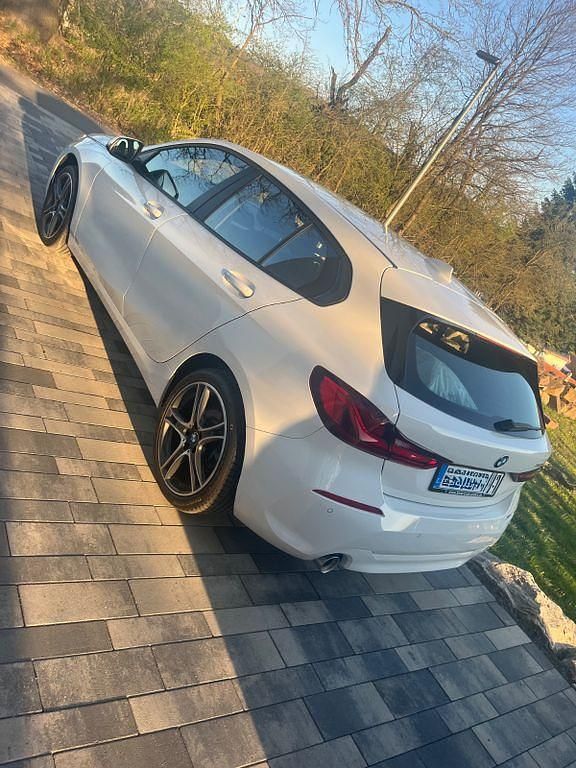 Weiß Gebraucht 2021 BMW 118 Sport Line Kleinwagen | 19.500 € (Fairer Preis) - Bild 1/2