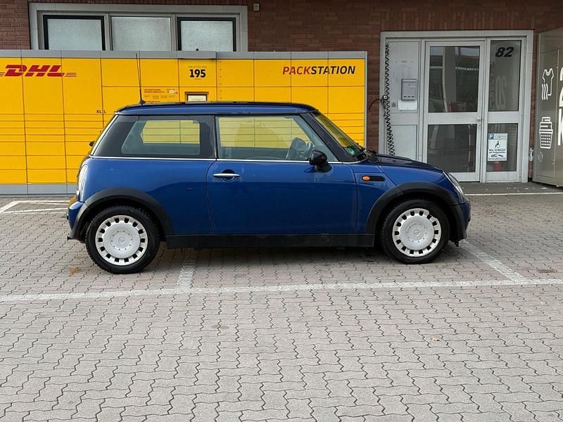 Używany Mini ONE 90 KM (66 kW) 2002 Niebieski Hatchback