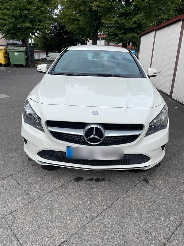 Weiß Gebraucht 2016 Mercedes CLA200 Coupé | 16.500 € - Bild 1/4