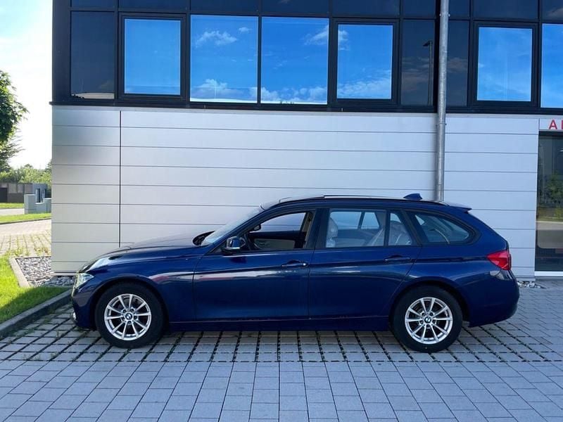 Blau Gebraucht 2018 BMW 320 Limousine | 18.999 € (Fairer Preis) - Bild 1/4